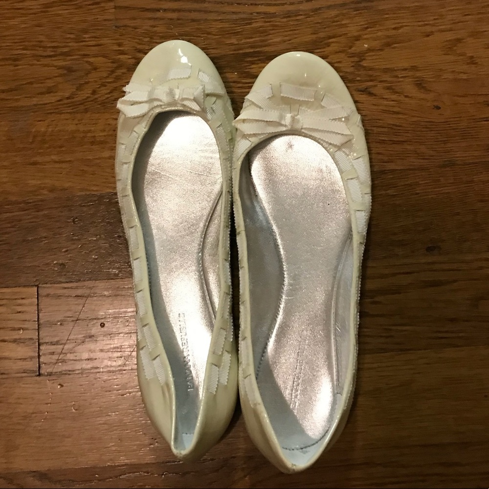 NWOT Banana Republic Pale Yellow Flats size 7.